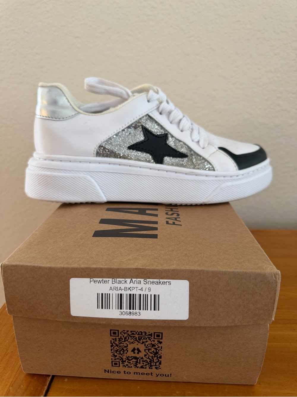 Aria Kids White Sneakers with Silver Glitter and Black Star